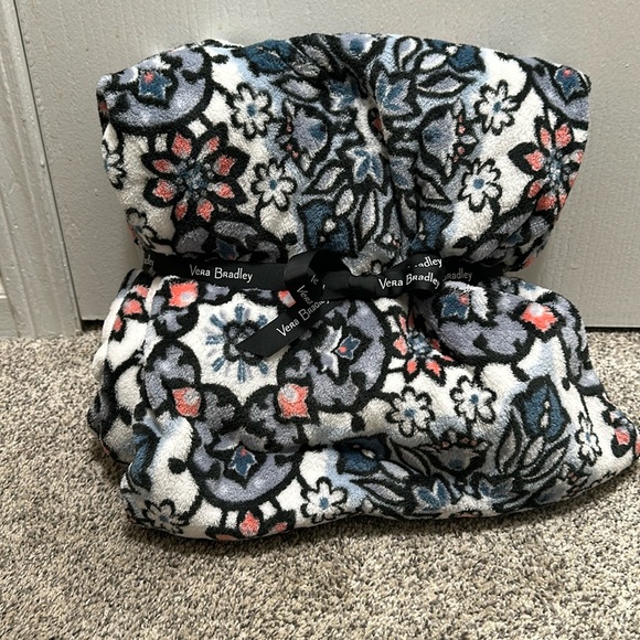 Vera Bradley Throw Blanket- Lisbon Medallion - Picture 1 of 2